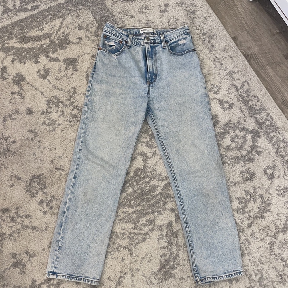 Abercrombie & Fitch | Ultra High Rise Ankle Straight Jean distressed size 27